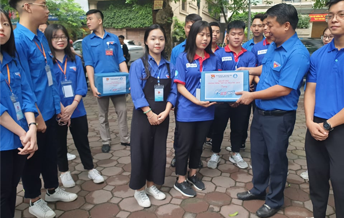 Phó Bí thư Thường trực Thành đoàn Hà Nội thăm, động viên tình nguyện tại điểm thi THPT Phan Đình Phùng