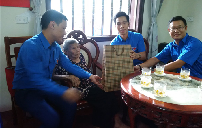 Tuổi trẻ Long Biên thăm hỏi, tặng quà các mẹ Việt Nam anh hùng