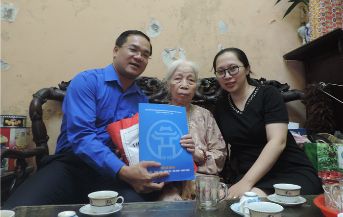 Bí thư Thành đoàn Hà Nội thăm, tặng quà mẹ Việt Nam anh hùng
