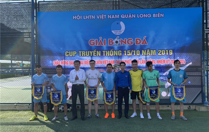 Hội LHTN Việt Nam quận Long Biên tổ chức khai mạc Giải bóng đá truyền thống Cup 15/10 năm 2019