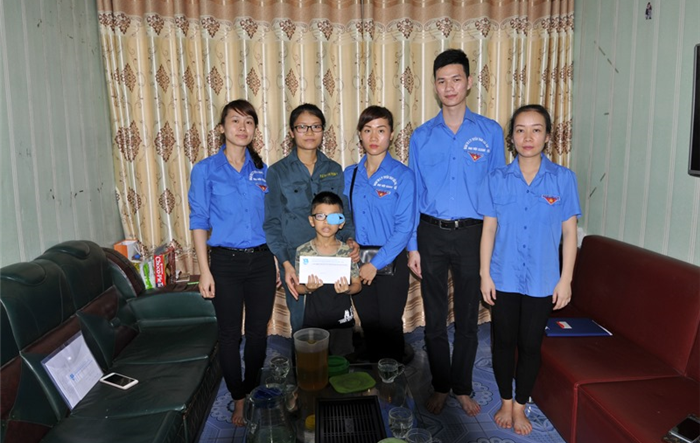 Tuổi trẻ Đại học Đại Nam thăm, tặng quà học sinh khó khăn huyện Quốc Oai