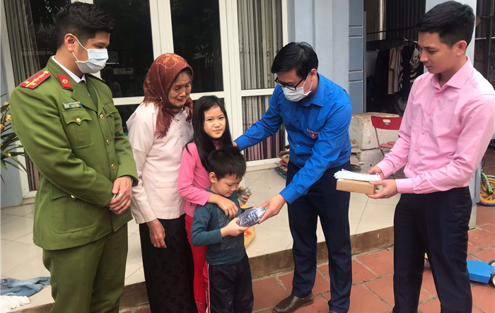 Huyện đoàn Thanh Trì tặng quà trẻ em có hoàn cảnh khó khăn