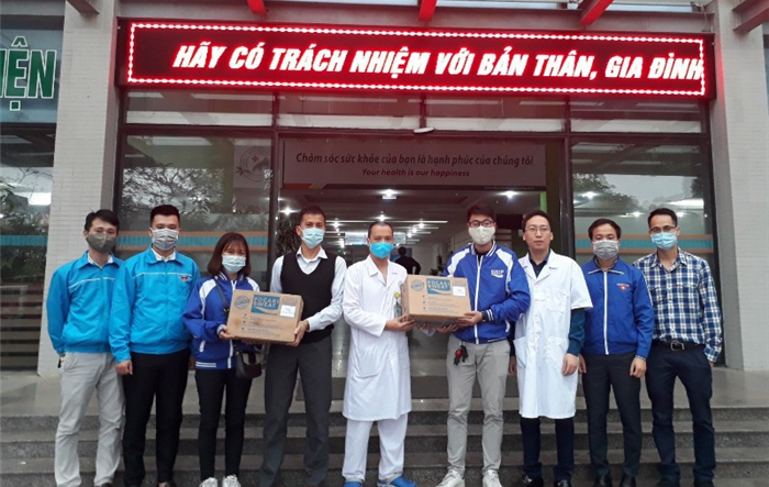 Thành đoàn Hà Nội trao tặng nước rửa tay cho người bị cách ly