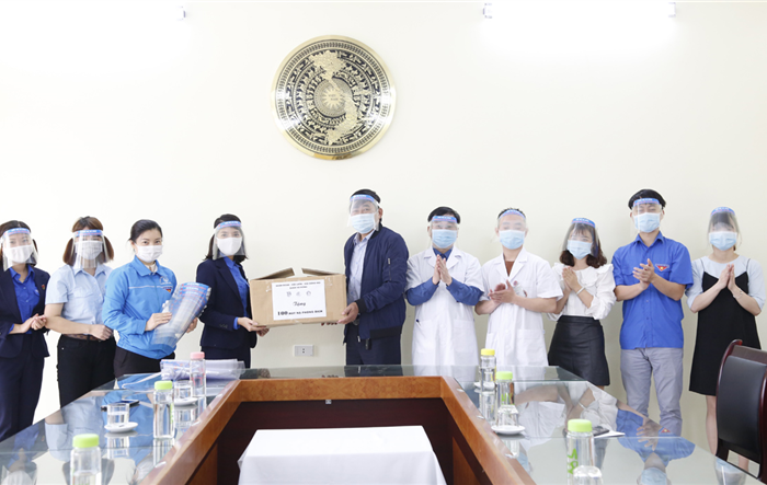 Thanh niên Hà Đông làm mặt nạ bảo hộ tặng y, bác sĩ nơi tuyến đầu chống dịch
