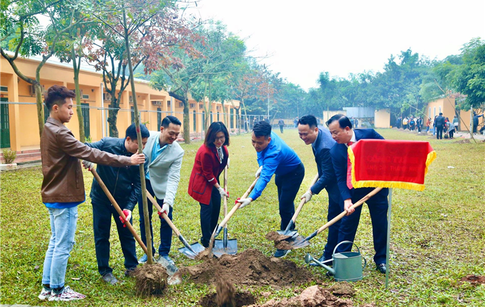 Tuổi trẻ ĐH Mở Hà Nội, ĐH Phương Đông, ĐH Công nghệ GTVT, CĐ Nông nghiệp và Phát triển nông thôn Bắc Bộ thực hiện công trình "Vườn cây nhớ Bác"