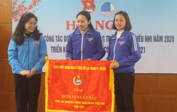 Huyện đoàn Mê Linh nhận Cờ thi đua xuất sắc