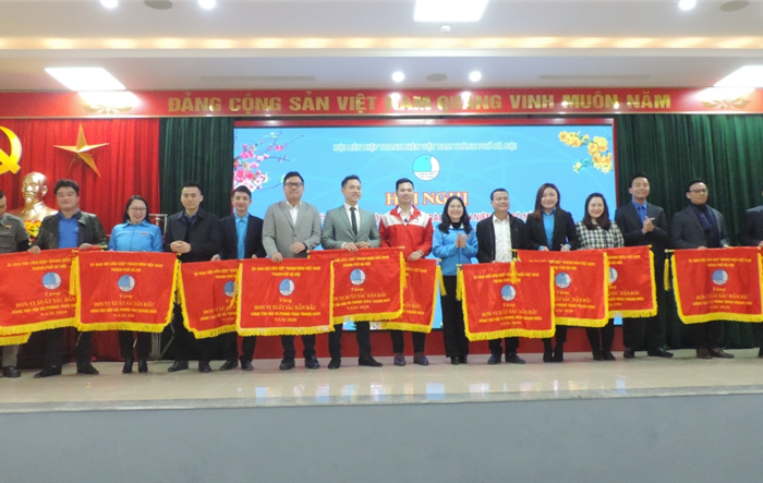 Hội LHTN Việt Nam TP Hà Nội nhận Cờ thi đua xuất sắc dẫn đầu toàn quốc