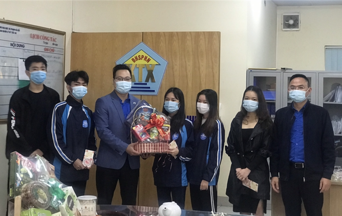 Phó Bí thư Thành đoàn Hà Nội tặng quà sinh viên ở lại trường đón Tết vì dịch Covid-19