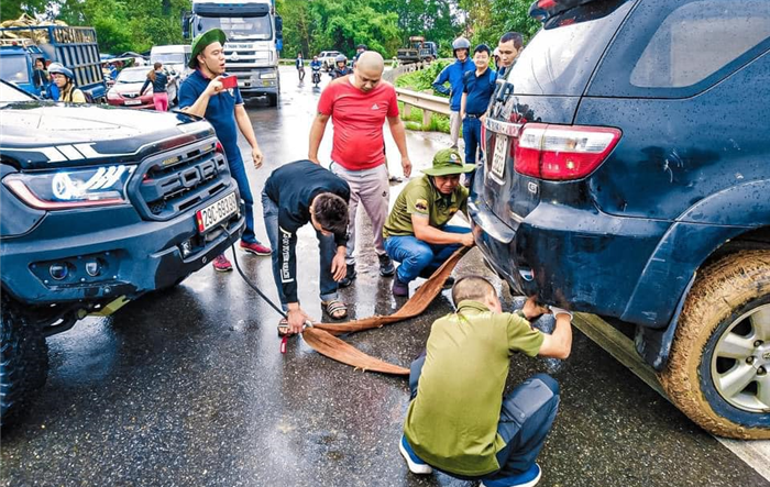 "Đường đi khó - Có chúng tôi": Đội hình thanh niên tình nguyện ứng cứu tai nạn giao thông của tuổi trẻ Thủ đô kịp thời cứu hộ xe ô tô gặp nạn