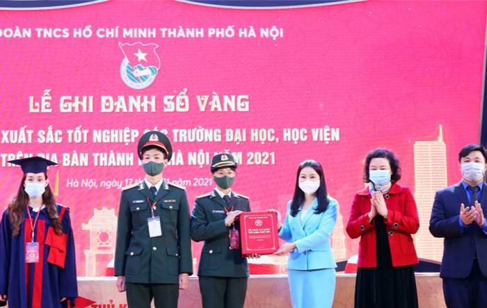 90 thủ khoa xuất sắc thành phố Hà Nội ghi danh sổ vàng tại Văn Miếu - Quốc Tử Giám