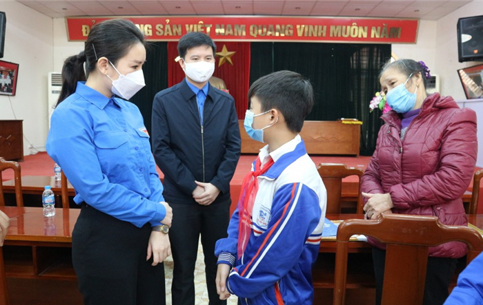 Thành đoàn - Hội đồng Đội thành phố Hà Nội: Khen ngợi tấm gương học sinh lớp 6 dũng cảm cứu bạn đuối nước