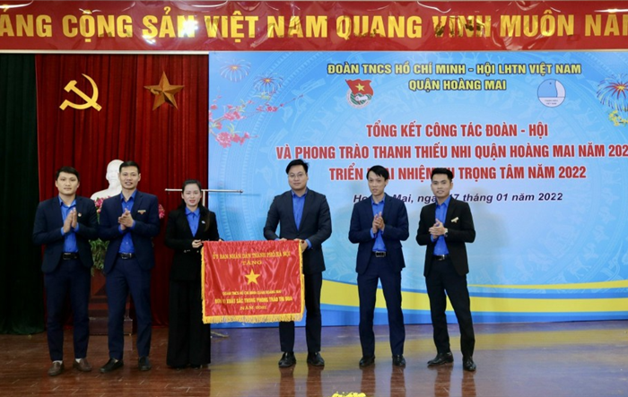 Quận đoàn Hoàng Mai nhận Cờ thi đua xuất sắc của UBND thành phố Hà Nội