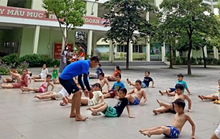 Nam Từ Liêm: Thanh niên tình nguyện dạy bơi miễn phí