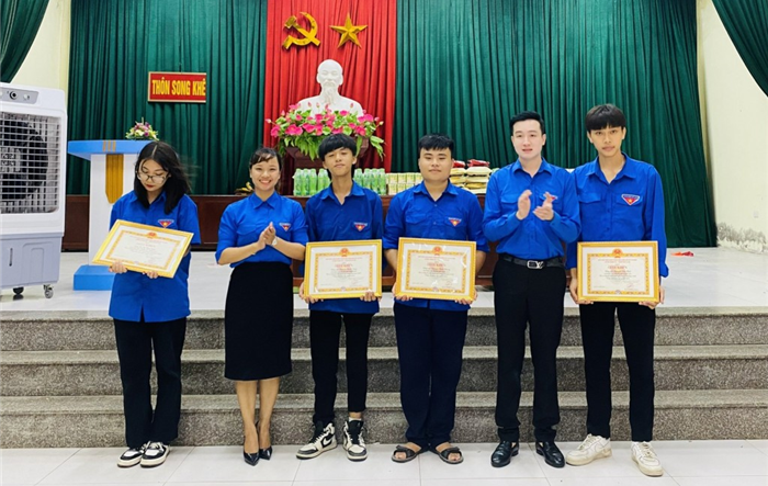 Phó Bí thư Thành đoàn Hà Nội trao giấy khen động viên thanh niên tình nguyện