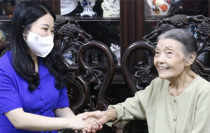 Bí thư Thành đoàn Hà Nội Chu Hồng Minh thăm, tặng quà mẹ Việt Nam anh hùng