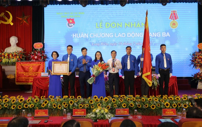 Góp sức trẻ xây dựng quận Long Biên bền vững, văn minh