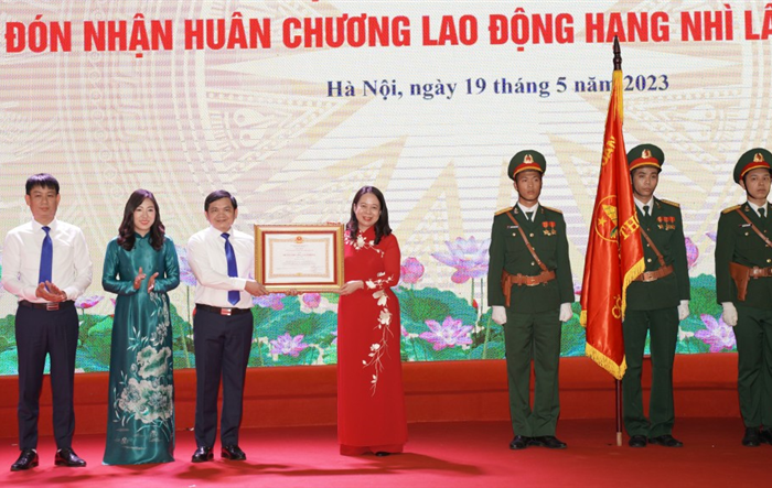 Trường Lê Duẩn vinh dự đón nhận Huân chương Lao động hạng Nhì
