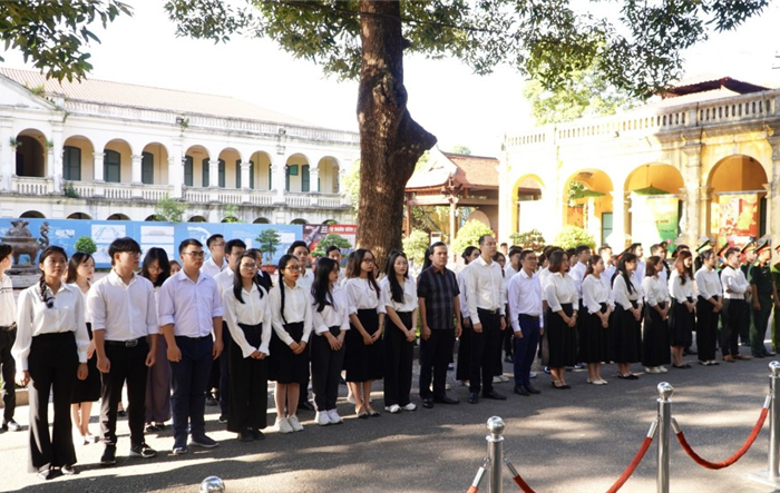 Tuyên dương Thủ khoa xuất sắc tốt nghiệp các trường đại học, học viện trên địa bàn Hà Nội: 96 Thủ khoa xuất sắc dâng hương tại Hoàng thành Thăng Long