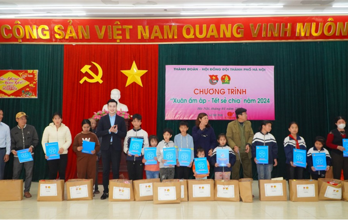 Thành đoàn - Hội đồng Đội thành phố Hà Nội: Mang yêu thương, trao nụ cười cho thiếu nhi có hoàn cảnh khó khăn