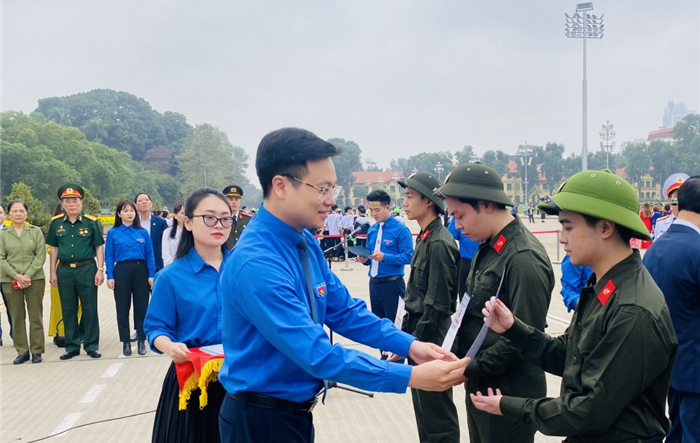 Quận Cầu Giấy (Hà Nội):  69 thanh niên tình nguyện nhập ngũ báo công dâng Bác