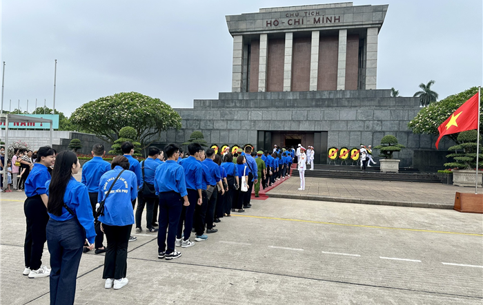 Tuổi trẻ Tây Hồ, Đông Anh, Sóc Sơn tổ chức Lễ báo công dâng Bác tại Lăng Chủ tịch Hồ Chí Minh nhằm hưởng ứng đợt sinh hoạt chính trị “Nhớ về Bác – Lòng ta trong sáng hơn”