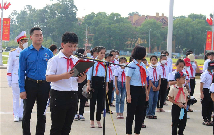 Đoàn đại biểu thanh thiếu nhi huyện Ứng Hòa báo công dâng Bác tại Lăng Chủ tịch Hồ Chí Minh