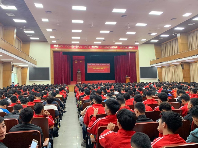 Trường Cao đẳng Nghề Bách khoa Hà Nội trong buổi sinh hoạt giáo dục công dân đầu khóa.