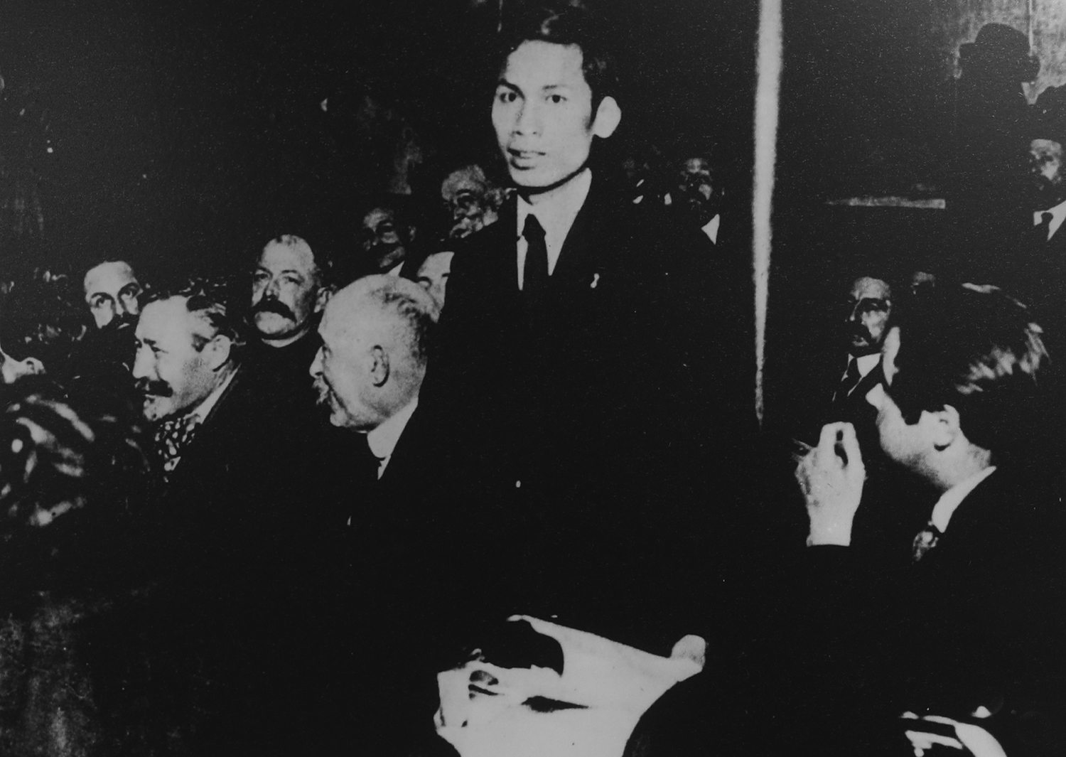 Nguyễn Ái Quốc phát biểu tại Đại hội toàn quốc Đảng Xã hội Pháp ở thành phố Tours, năm 1920_Ảnh: Tư liệu