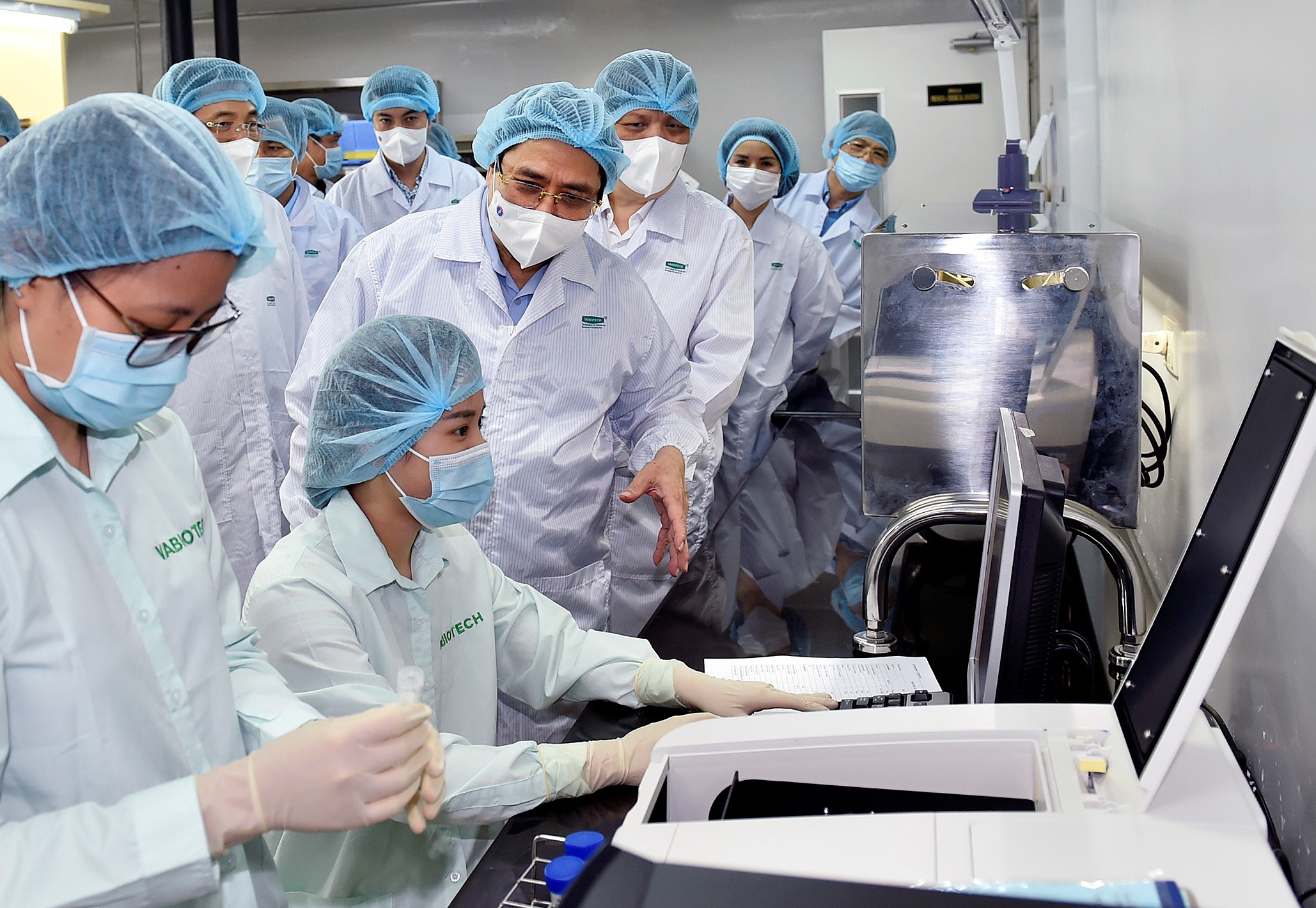 Ủy viên Bộ Chính trị, Thủ tướng Chính phủ Phạm Minh Chính thăm hỏi, động viên các nhà khoa học đang làm việc tại Viện Vệ sinh dịch tễ Trung ương và Công ty VABIOTECH - các đơn vị nghiên cứu, sản xuất vaccine, sinh phẩm, vật tư y tế phòng, chống dịch bệnh COVID-19 _Ảnh: Tư liệu